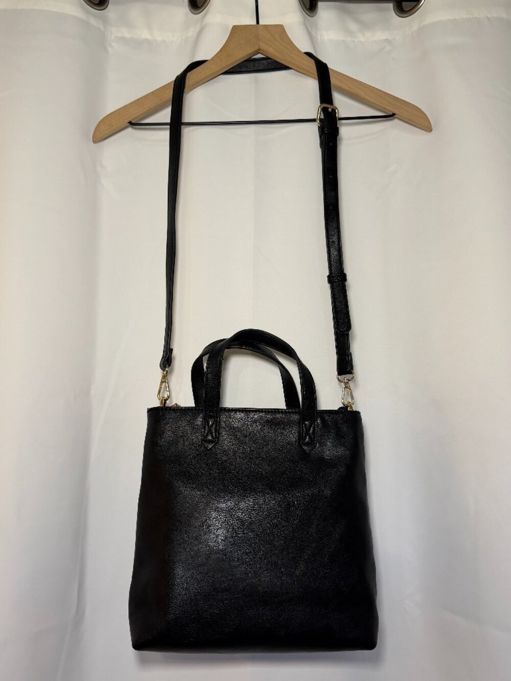 Moda Luxe Faux Leather Black Purse Crossbody / Arm Bag Pockets Zipper Supple EUC